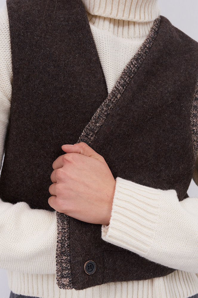 Камізелька з дов'язом брунатний (КА 102)